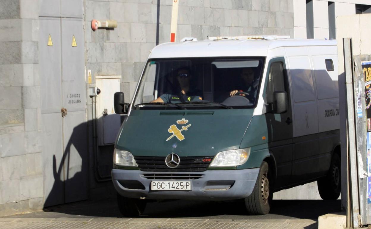 Imagen de archivo de un furgón de traslados de la Guardia Civil. 