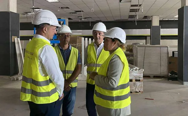 Momento de la visita a las instalaciones de Argana de la alcaldesa, Ástrid Pérez. 