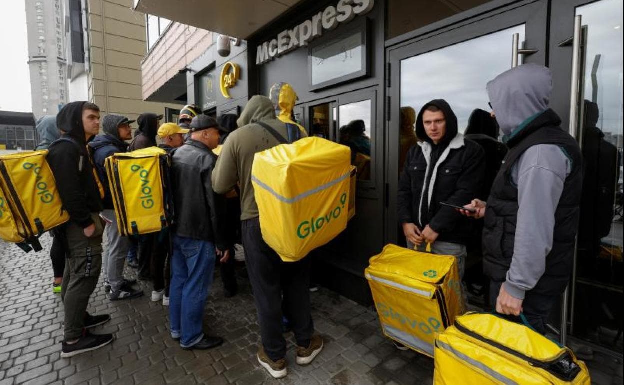 Trabajadores de Glovo, recogiendo comida en un McDonald's. 