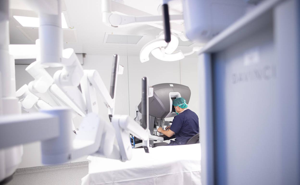 Quirónsalud Tenerife realiza por primera vez una lobectomía robótica de cáncer de pulmón
