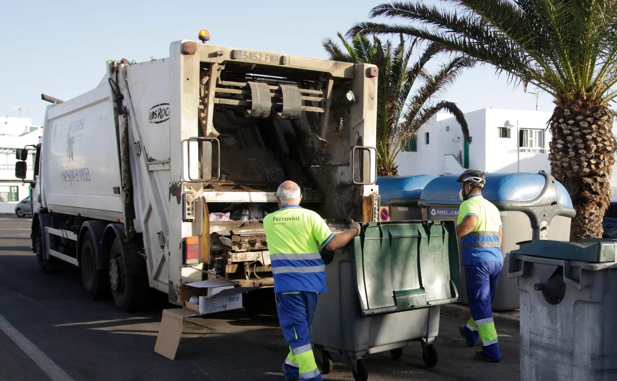 Personal de recogida de residuos domiciliarios en labores en una calle de Caleta de Famara. 