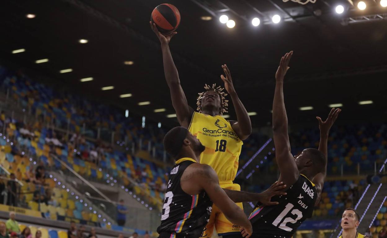 El pívot senegalés del Gran Canaria, Khalifa Diop, anota durante el encuentro ante el Lenovo Tenerife. 