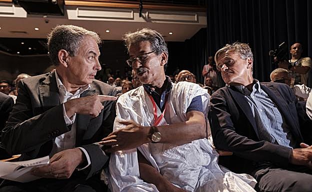 El expresidente del Gobierno (i) y el presidente de la Comisión de Libertades Civiles del Parlamento Europeo, el eurodiputado socialista Juan Fernando López Aguilar (d)