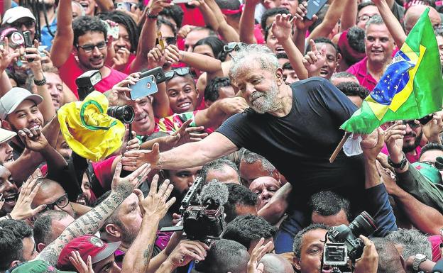 De nuevo candidato. Seguidores de Lula lo portan en hombros tras su salida de la cárcel en 2018.