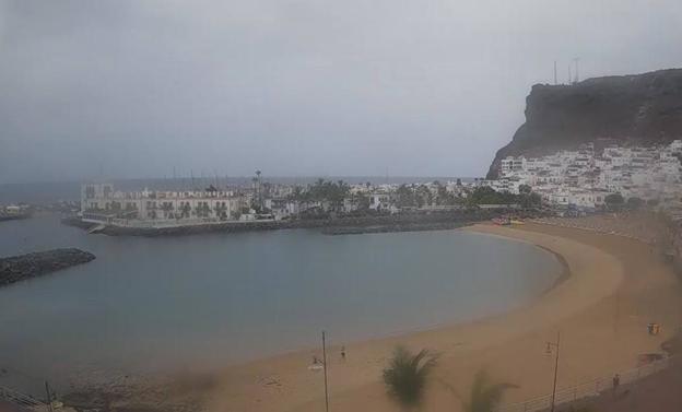 Imagen principal - Arriba, la situación metereológica a las 9.15 de este sábado en la playa de Mogán, en Gran Canaria, Abajo a la izquierda, Los Cristianos, a las 9.00 horas, en Tenerife, y a su lado, una imagen de la playa Santiago, a la misma hora, en La Gomera. 