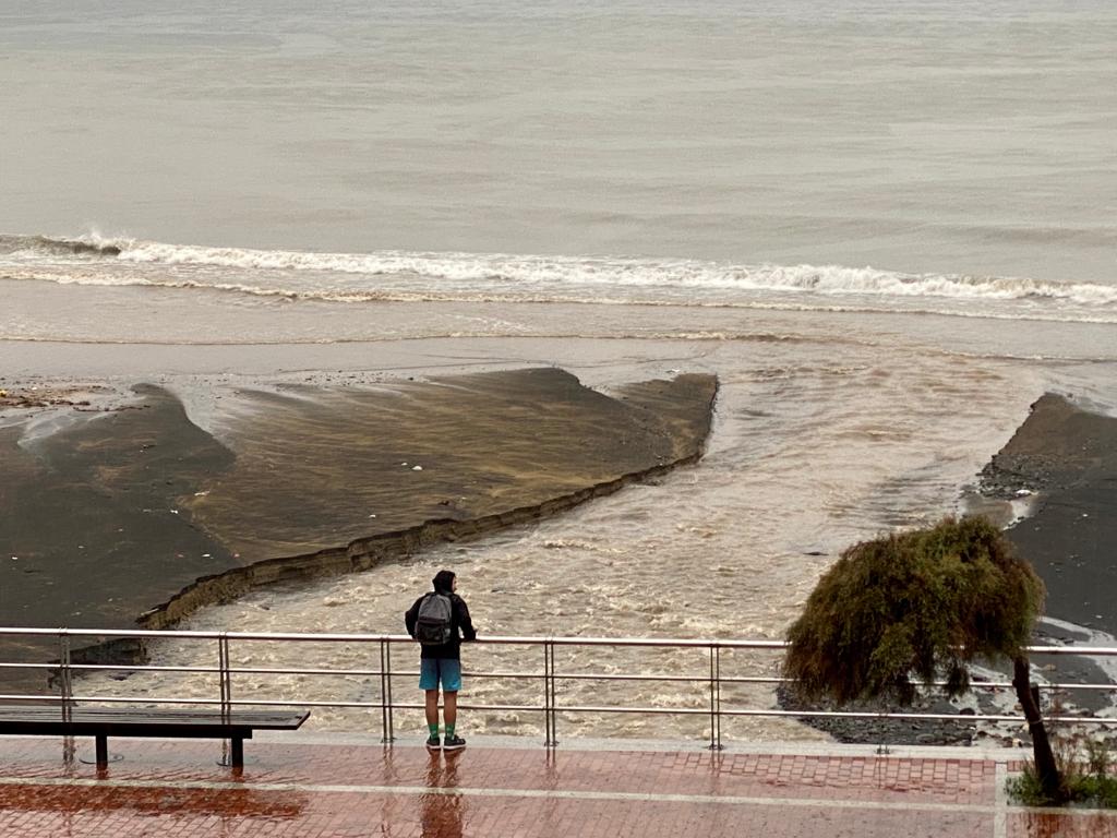 El agua del barranco desemboca en Las Canteras