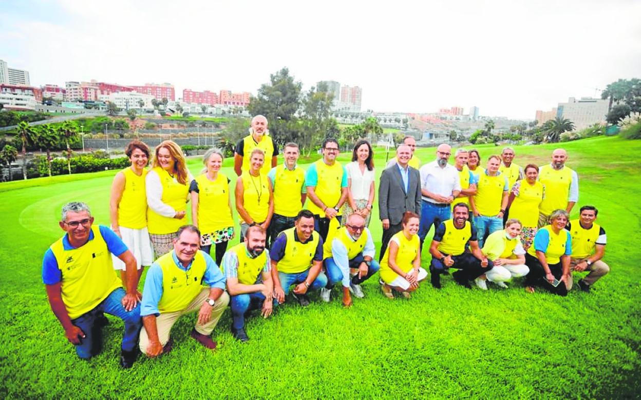 El alcalde Augusto Hidalgo junto a parte del equipo del Ayuntamiento que participará en la carrera. 
