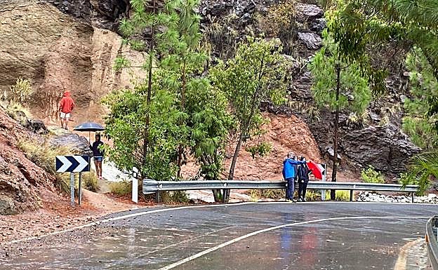 Imagen de excursionistas en Los Azulejos, a pesar de las recomendaciones. 