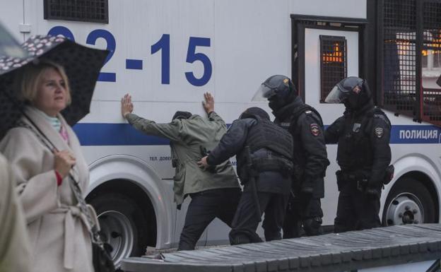 Más de 820 personas detenidas en las protestas del sábado contra la movilización militar en Rusia