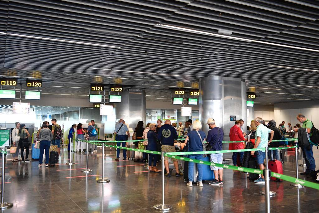 Fotos: Retrasos y cancelaciones en el aeropuerto de Gran Canaria por el paso de &#039;Hermine&#039;