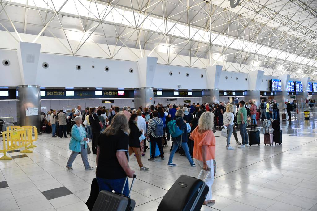 Fotos: Retrasos y cancelaciones en el aeropuerto de Gran Canaria por el paso de &#039;Hermine&#039;