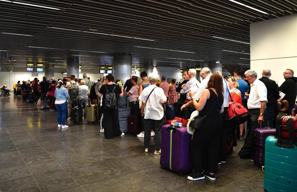 Fotos: Retrasos y cancelaciones en el aeropuerto de Gran Canaria por el paso de &#039;Hermine&#039;