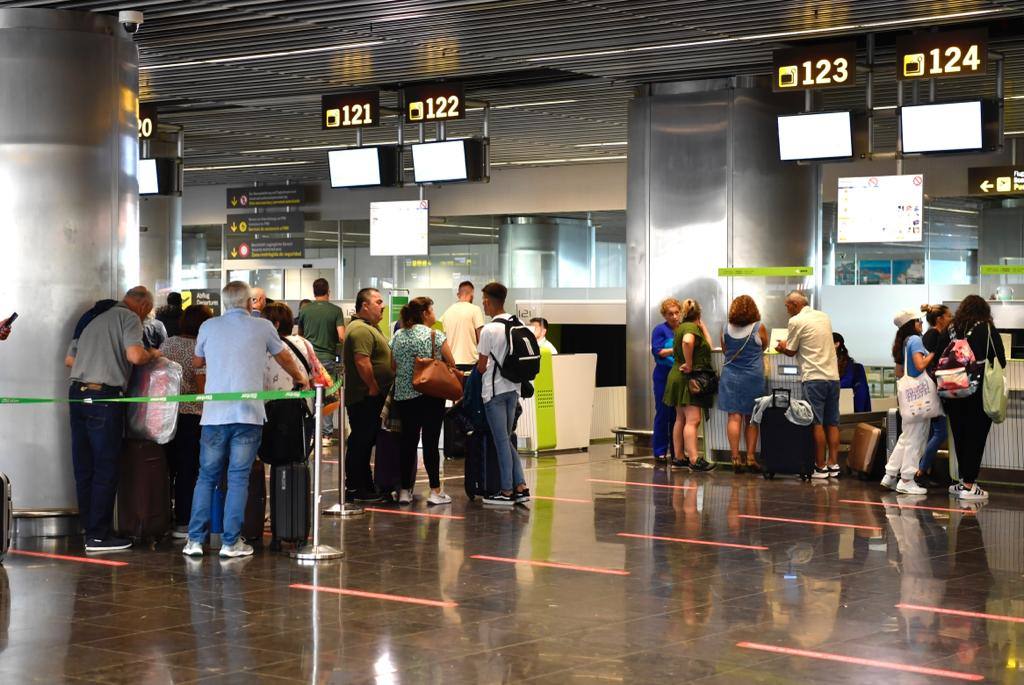 Fotos: Retrasos y cancelaciones en el aeropuerto de Gran Canaria por el paso de &#039;Hermine&#039;
