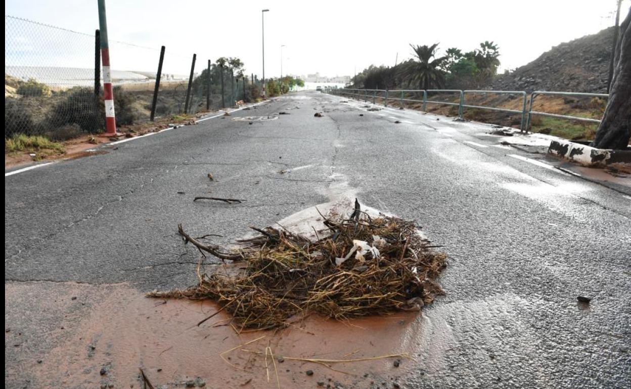 Alcantarilla rebosada en Ojos de Garza.