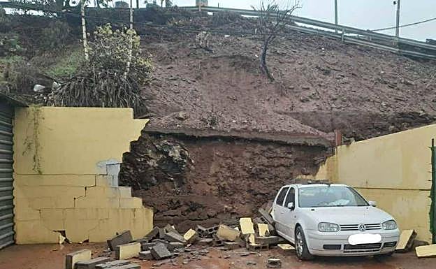 Imagen principal - Hermine deja Telde patas arriba, pero sin daños graves