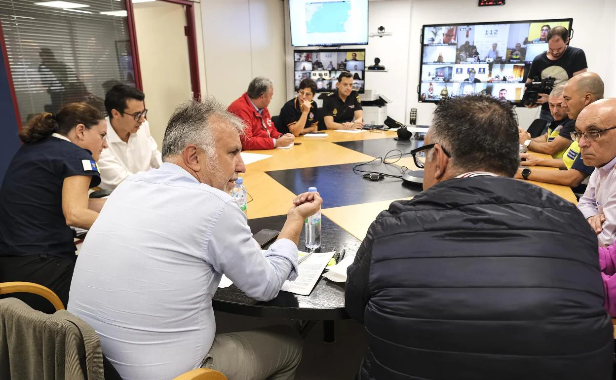 Torres, en una reunión de este lunes con el equipo de coodinación de seguridad. 