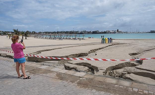 La playa de El Castillo, en el municipio, con el suelo del paseo marítimo roto por las escorrentías. 