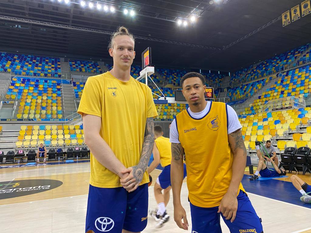 AJ Slaughter -derecha-. 