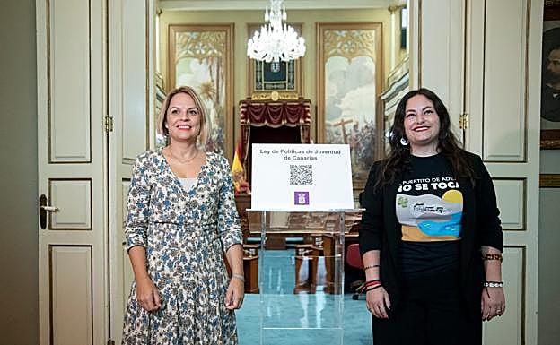 La consejera de Derechos Sociales, Noemí Santana (izquierda) y la directora general de Juventud, Laura Fuentes, ayer, en el Parlamento canario. 