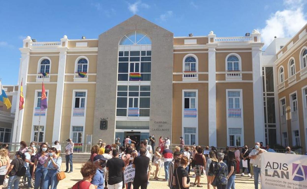 Personal de Adilan, en un acto de protesta reciente a las puertas del Cabildo. 