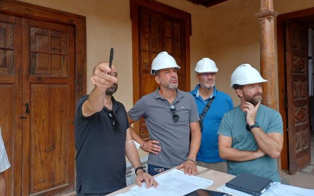 El viceconsejero, con los responsables de la restauración. 