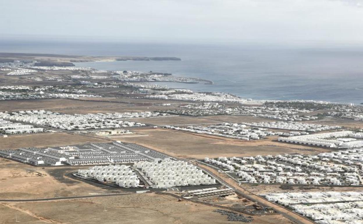 Vista aérea de Playa Blanca, donde abunda la planta hotelera de Yaiza. 