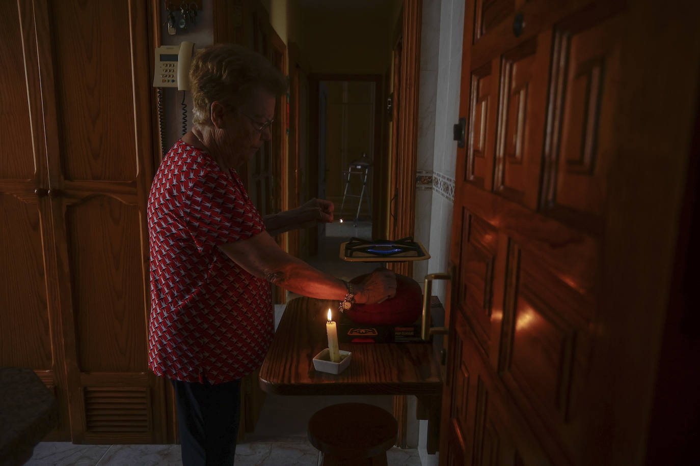 María Hilda Ojeda enciende la cocinilla en su casa. 