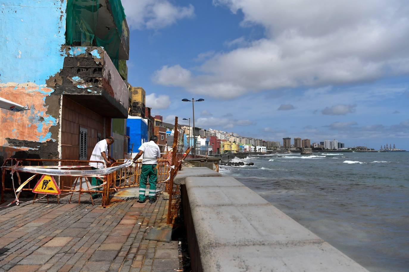 Un muro del paseo ha cedido hacia el mar. 