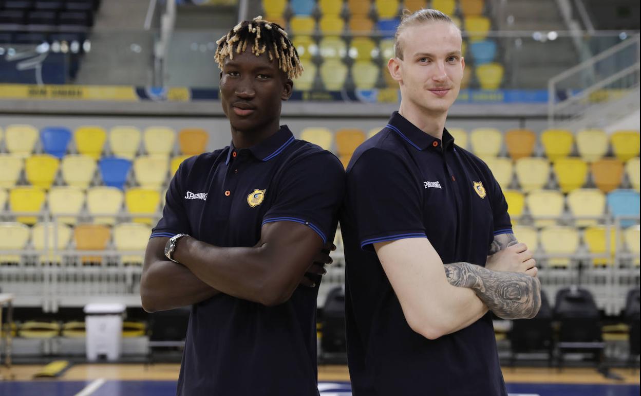 Khalifa Diop y Olek Balcerowski posan para Canarias7. 