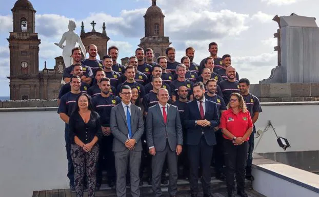 Foto de dfamilia de las nuevas incorporaciones, este martes en las casas consistoriaes de Santa Ana. 