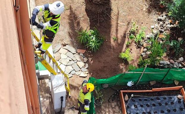 Reparación del cable de las viviendas de Escaleritas que estaban sin luz desde el domingo. 