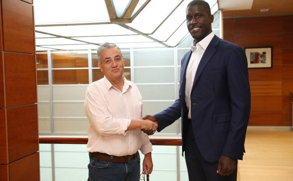 Juan Díaz y Savané posan juntos tras el acto oficial. 