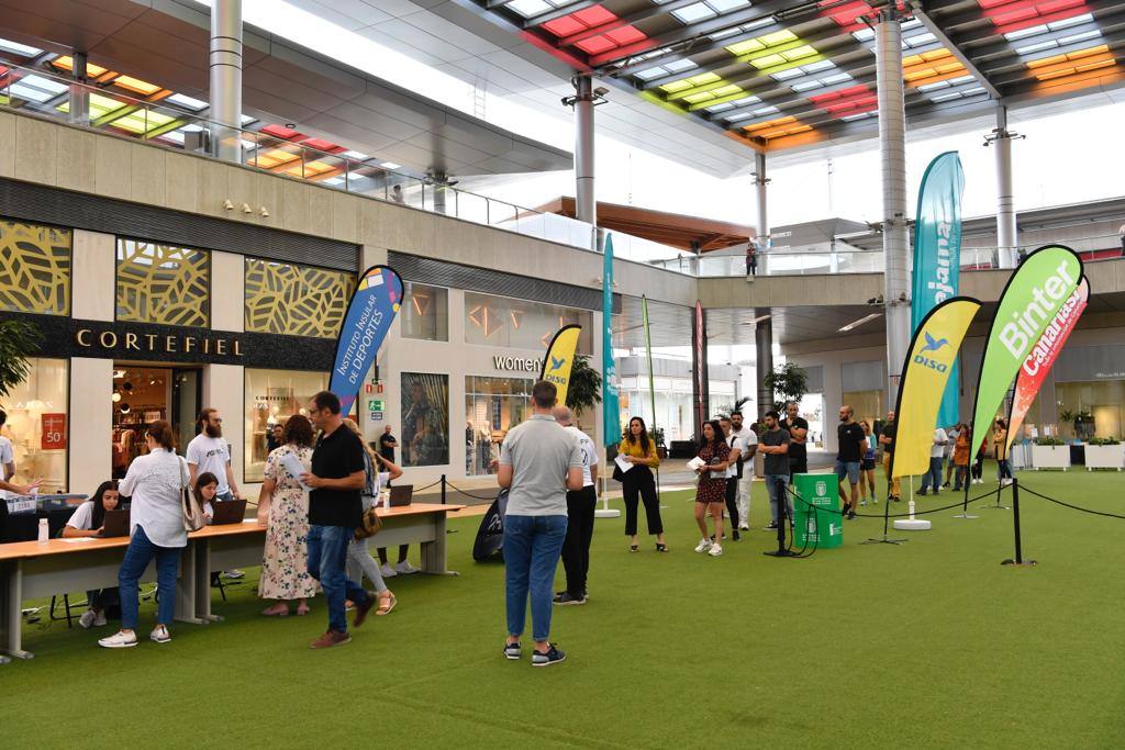 Entrega de dorsales en el Centro Comercial Alisios, este juevs