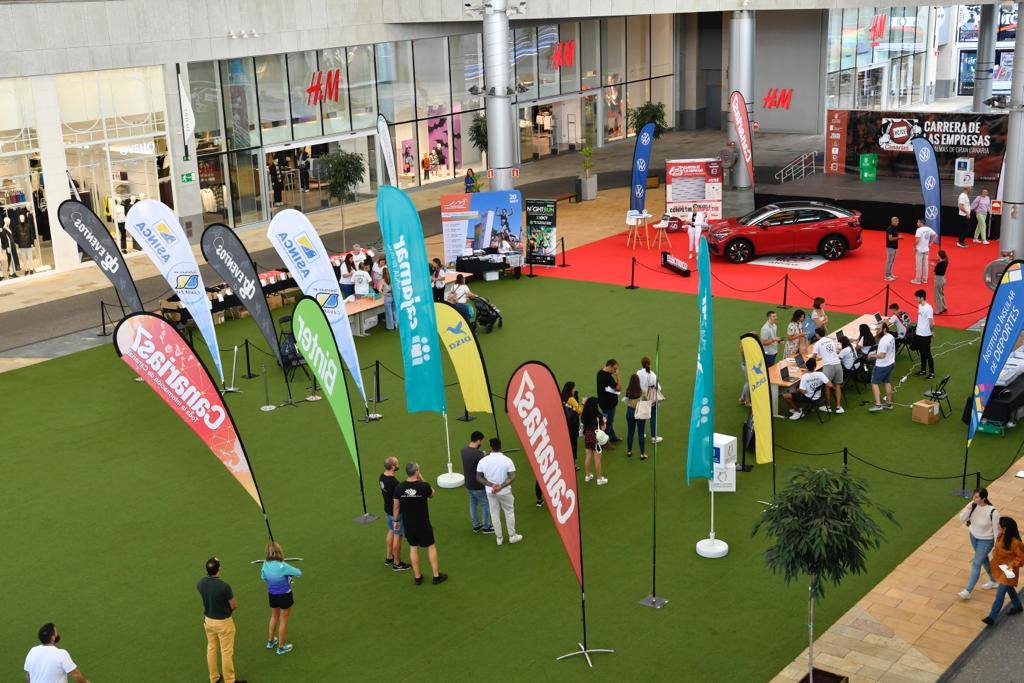 Entrega de dorsales en el Centro Comercial Alisios, este juevs