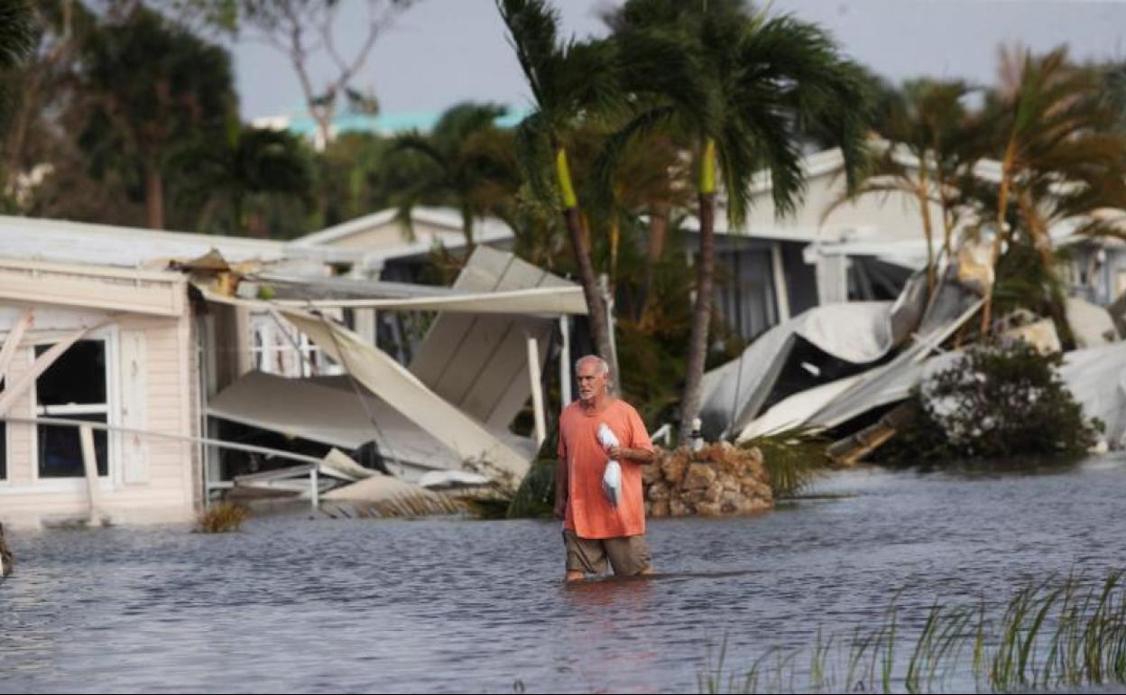Un hombre observa los destrozos del huracán 'Ian' en un barrio inundado de Florida. 