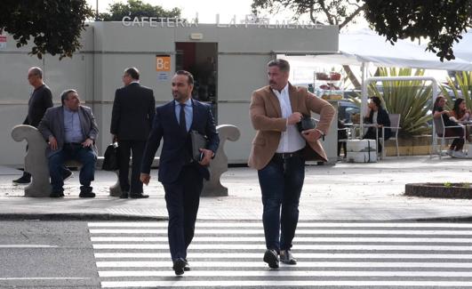 Rayco Rubén junto a su abogado. 