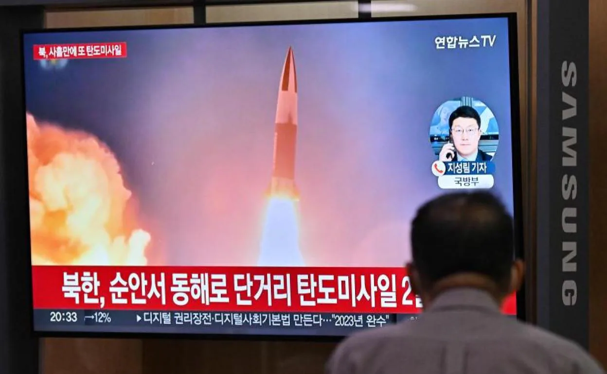 Un surcoreano ve en la televisión un lanzamiento de misiles por parte de Pyongyang. 