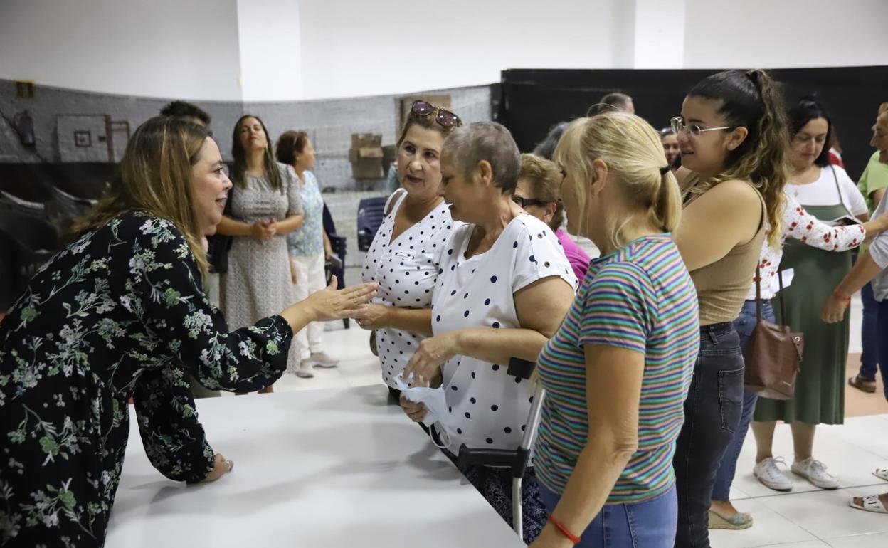 Momento del encuentro de autoridades con vecinos de Valterra. 