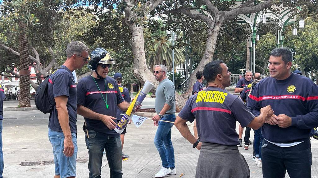 Los bomberos denuncian sus carencias en las calles capitalinas este viernes. 