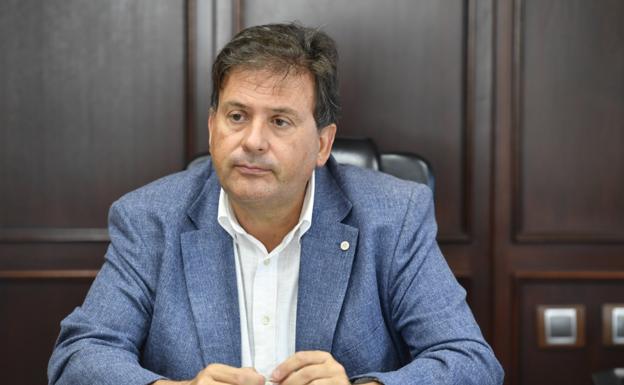 El presidente de la Autoridad Portuaria de Las Palmas, Luis Ibarra, en su despacho esta semana. 