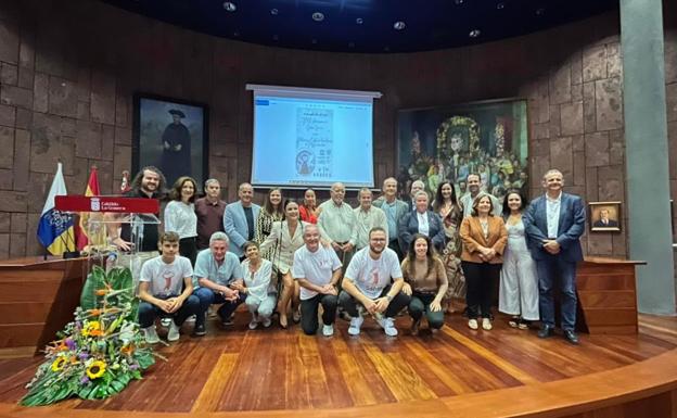 Miembros de la Asociacion Cultural Silbo Gomera y autoridades durante el acto. 