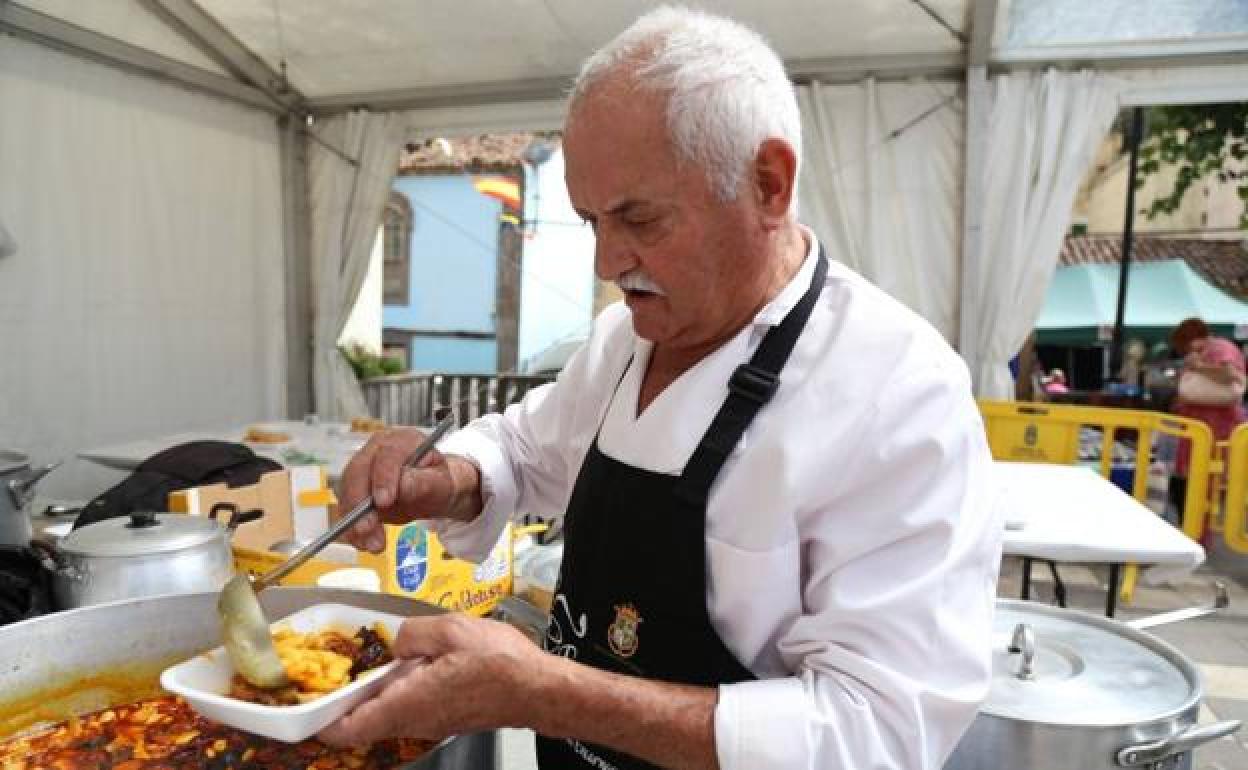 Tito Santana elaborando la fabada gigante en Valleseco. 