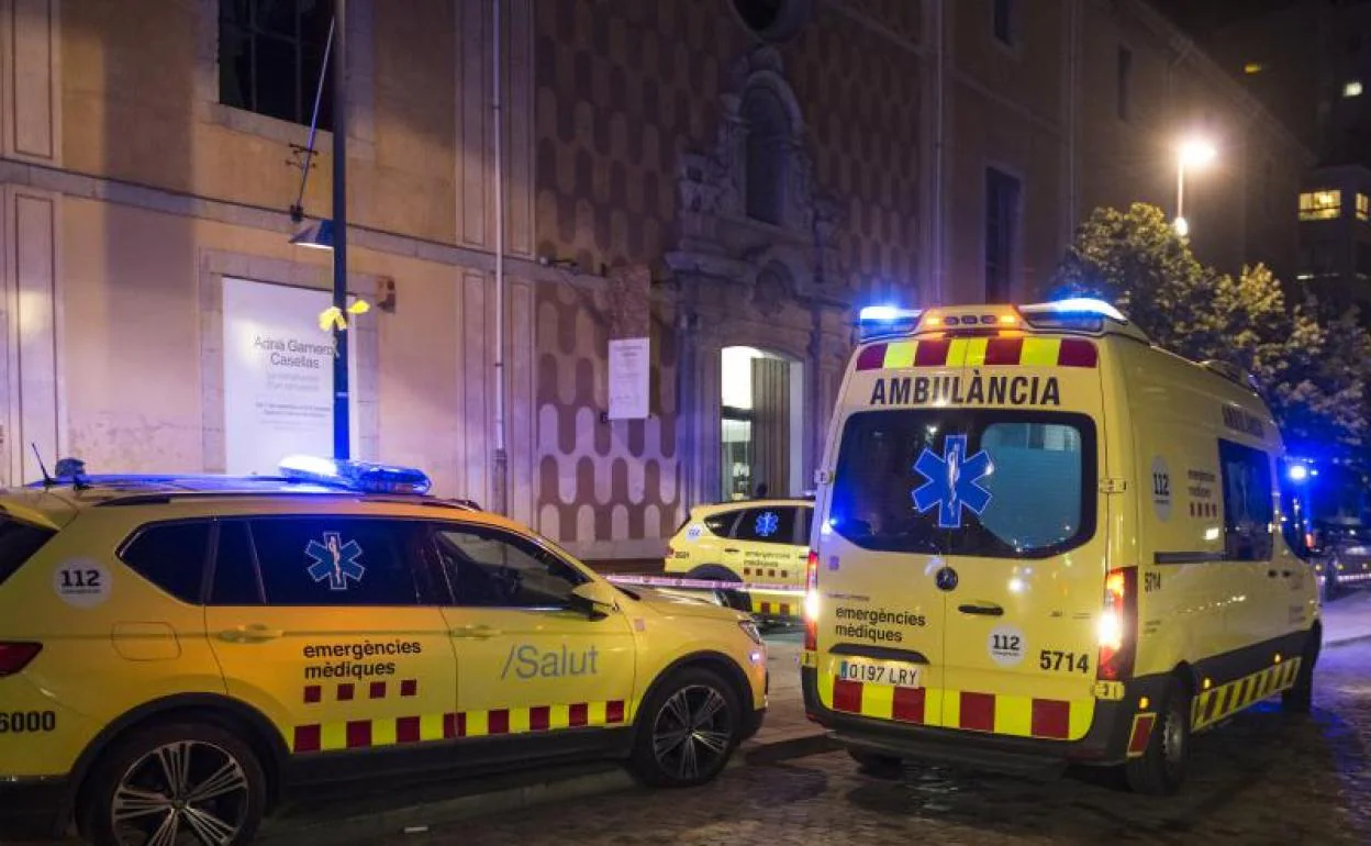 Servicios de Emergencias, en la Casa de la cultura de Girona tras el suceso. 