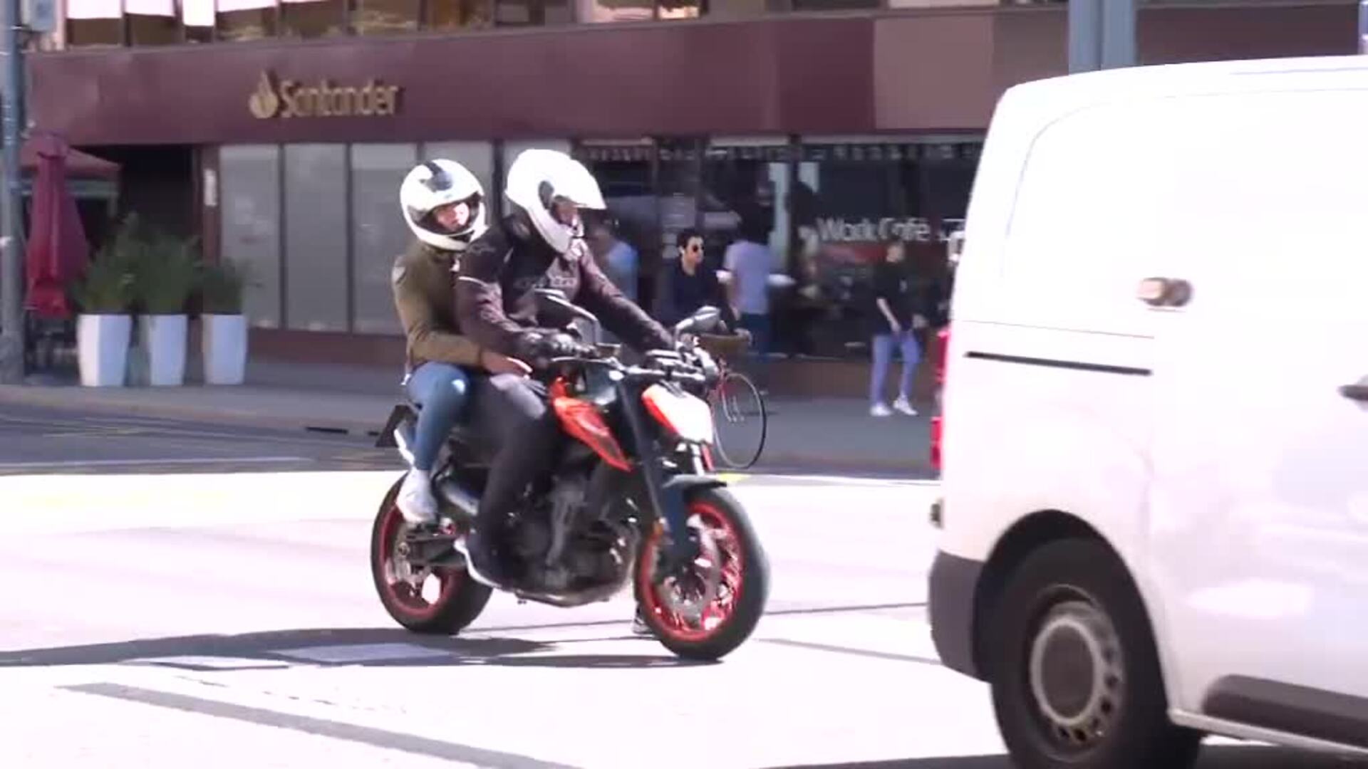 El "paquete" en la moto suele ir mucho menos protegido que el conductor