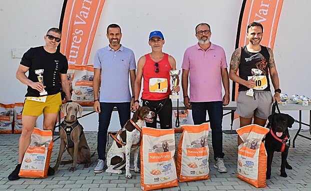 Imagen principal - Éxito de la carrera solidaria con perros de Santa Lucía deTirajana
