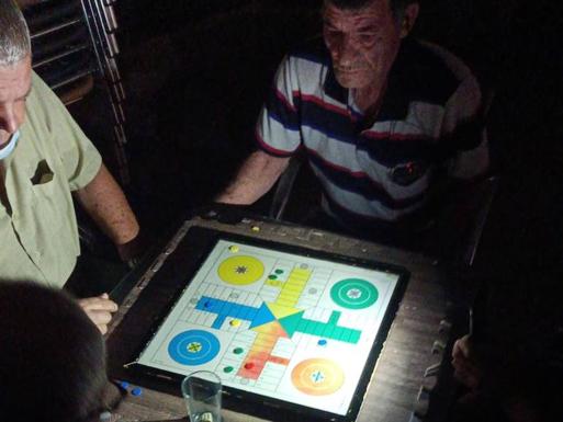Imagen principal - Una partida a la luz del móvil