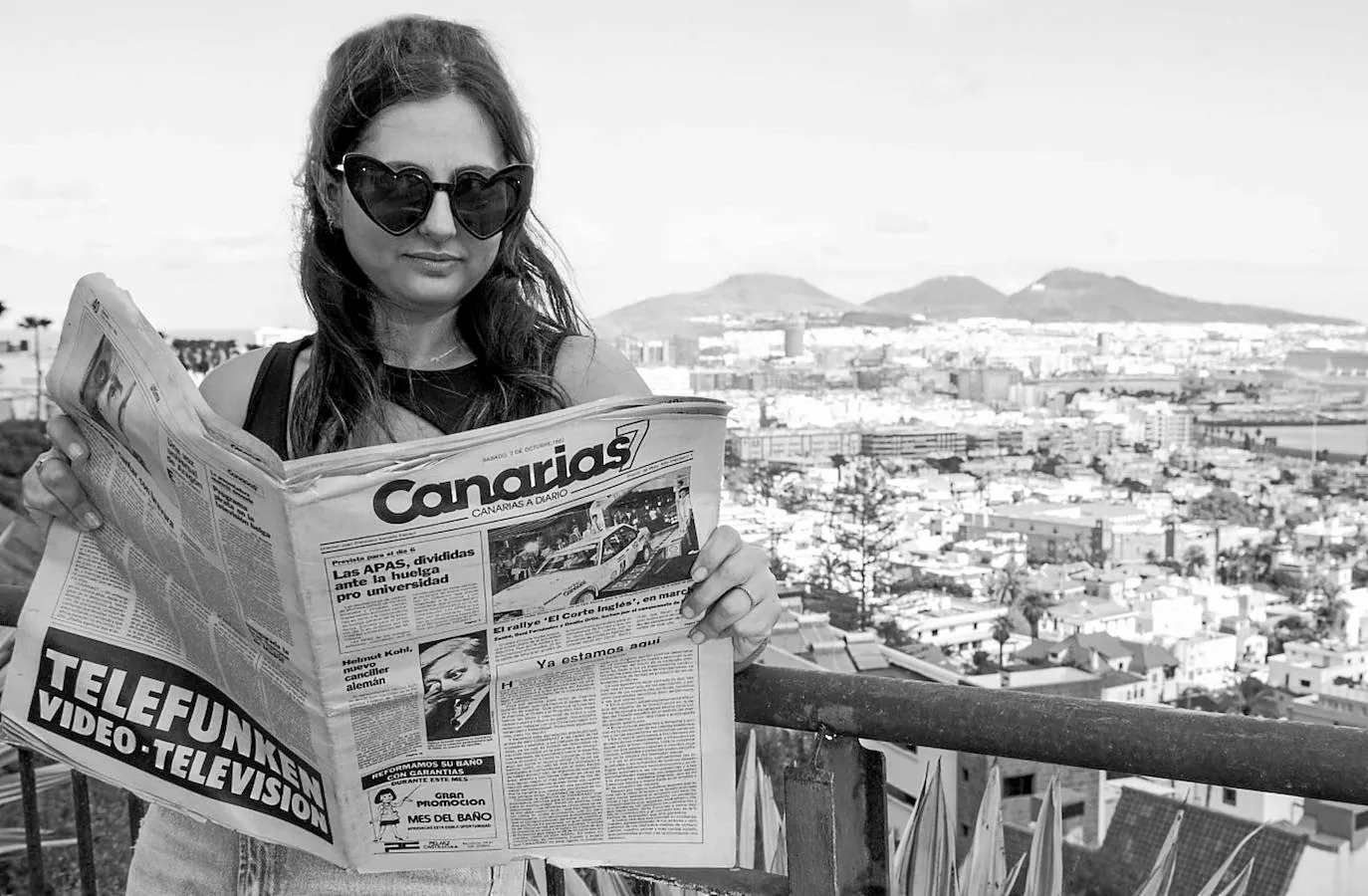 Ingrid Ortiz, periodista de CANARIAS7, con aquel primer ejemplar, que llegó, como esta foto, impreso en blanco y negro. 