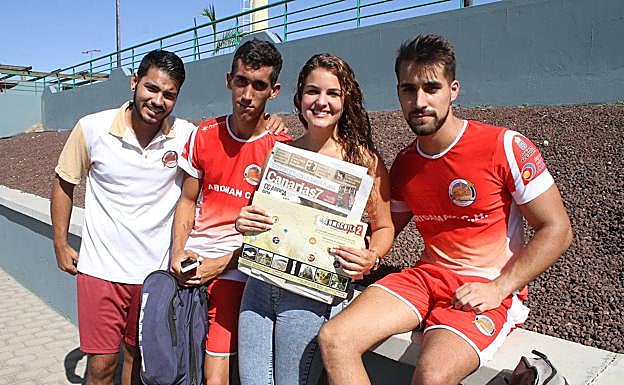 El periódico ha sido pionero en las promociones. En la imagen, unos lectores con la colección 'La Mochila'. 