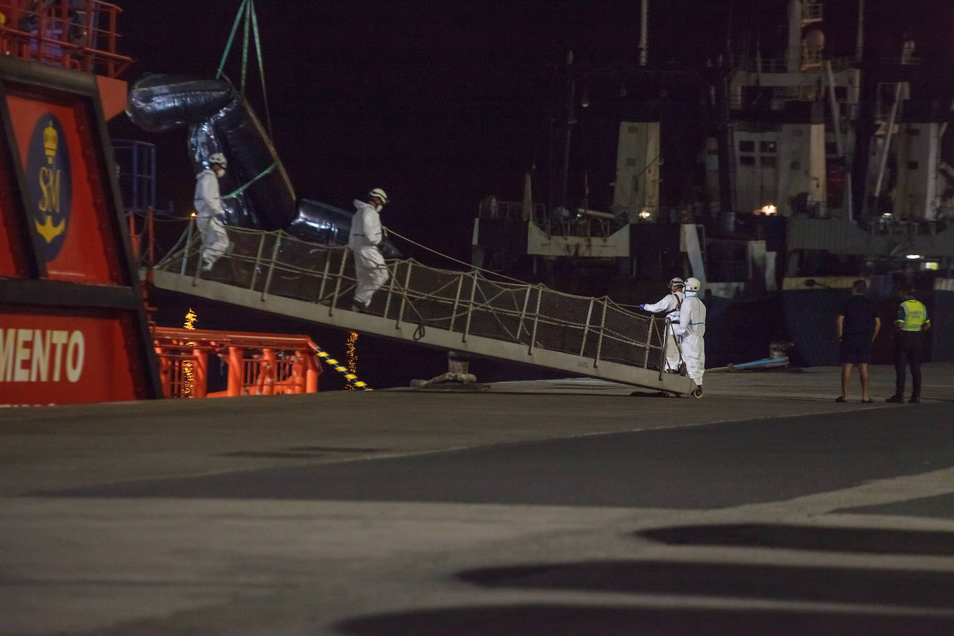Imagen del momento en el que el buque de Salvamento Marítimo traslada al puerto de Las Palmas de Gran Canaria los cuatro cadáveres.