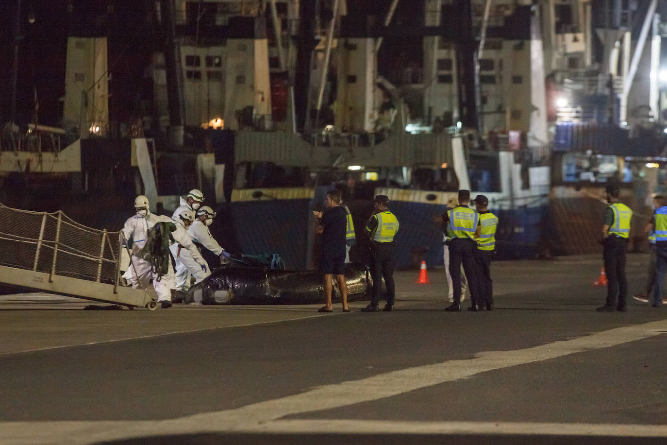 Imagen del momento en el que el buque de Salvamento Marítimo traslada al puerto de Las Palmas de Gran Canaria los cuatro cadáveres.